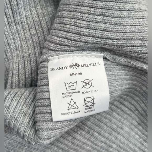 Brandy Melville Grey Ribbed Long Sleeved Button Crew Neck Sweater MH190 Delilah - Picture 5 of 6